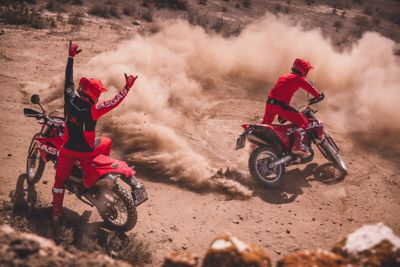 33806_Travel _ ES 700 _ 2022 _ Action